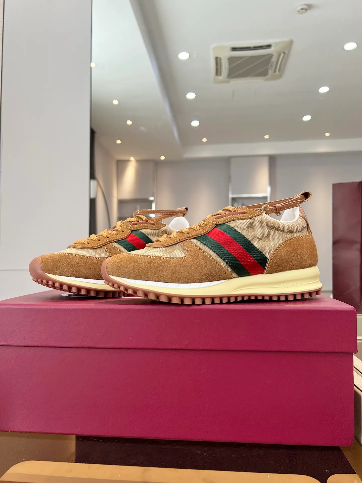 [G Home] P: 660💰 Men's Size: 40-44 (45 custom-made) GUCCI Gucci New Style When classic craftsmanship meets lazy fashion, this pair of Gucci men's casual shoes is the answer to refresh your wardrobe! The shoe body is made of soft calfskin and breathable fabric. Every step is as light as a cloud. The Italian tailoring releases the freedom of your feet, making daily travel a luxurious and comfortable experience. The iconic GG Supreme print on the side of the shoe low-key tells the brand's genes, and the metal horsebit embellishes the tongue, instantly lighting up the minimalist design; the contrasting webbing on the heel adds a smart layer, and the rubber serrated sole combines retro texture with modern anti-slip performance. Whether paired with jeans, a dress or wide-leg trousers, it can be the finishing touch of a look - languid yet sophisticated, effortless yet edgy.    👉